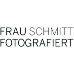 Logo Frau Schmitt fotografiert