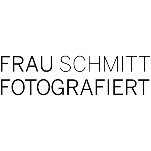 Logo Frau Schmitt fotografiert