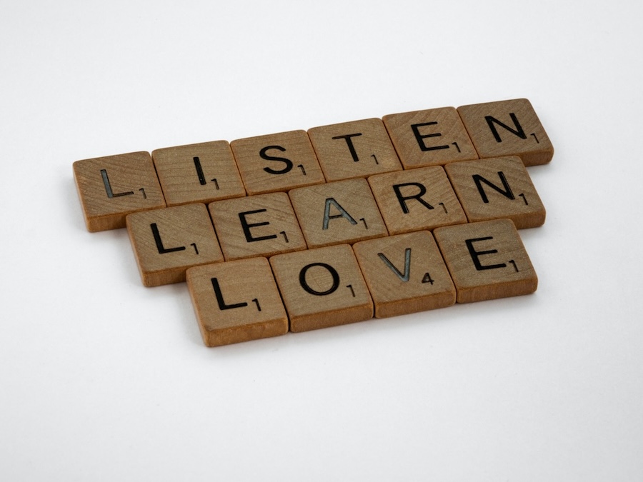 Schriftzug Scrabble "Listen, Learn, Love"
